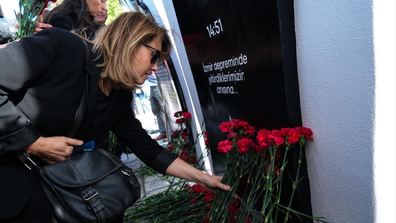 İzmir'de Depremde Hayatını Kaybedenler Anıldı