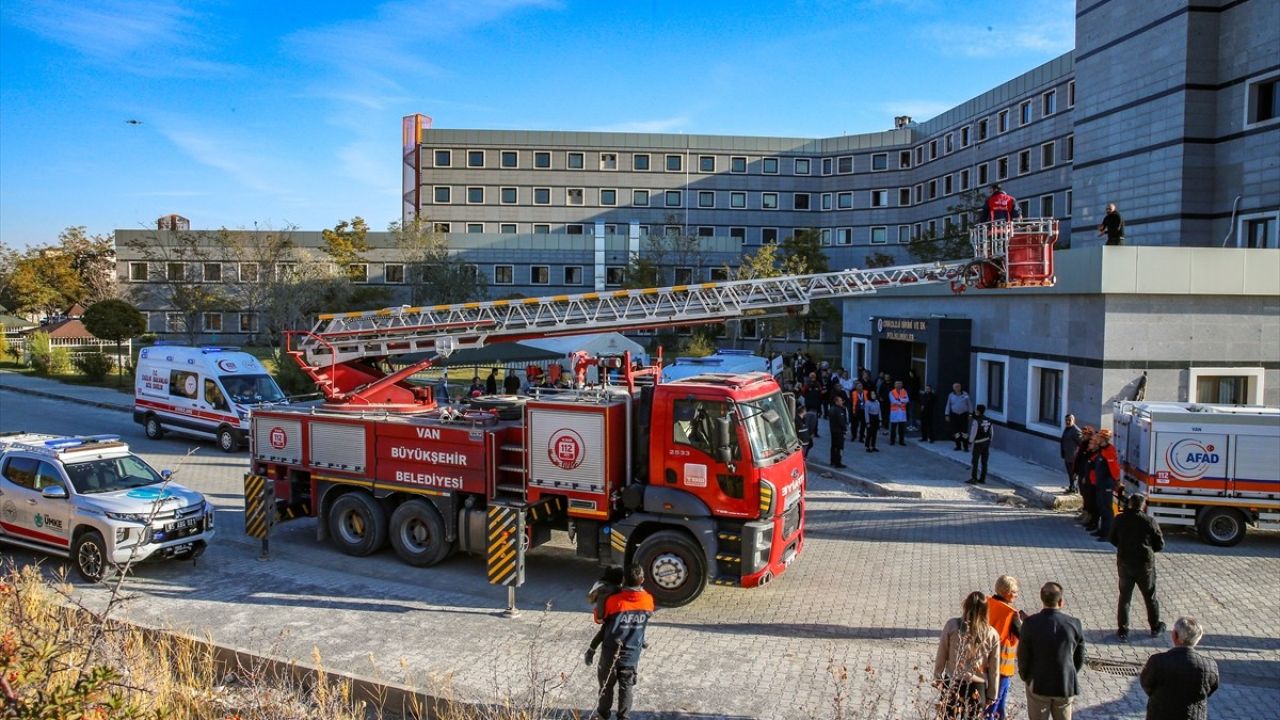 Van YYÜ Tıp Merkezi'nde Başarılı Yangın Tatbikatı Gerçekleştirildi