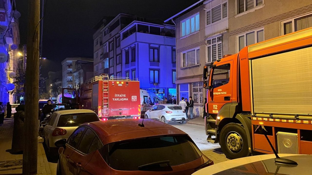 Bursa'da Çıkan Yangında Anne ve 4 Çocuğu Dumandan Etkilendi