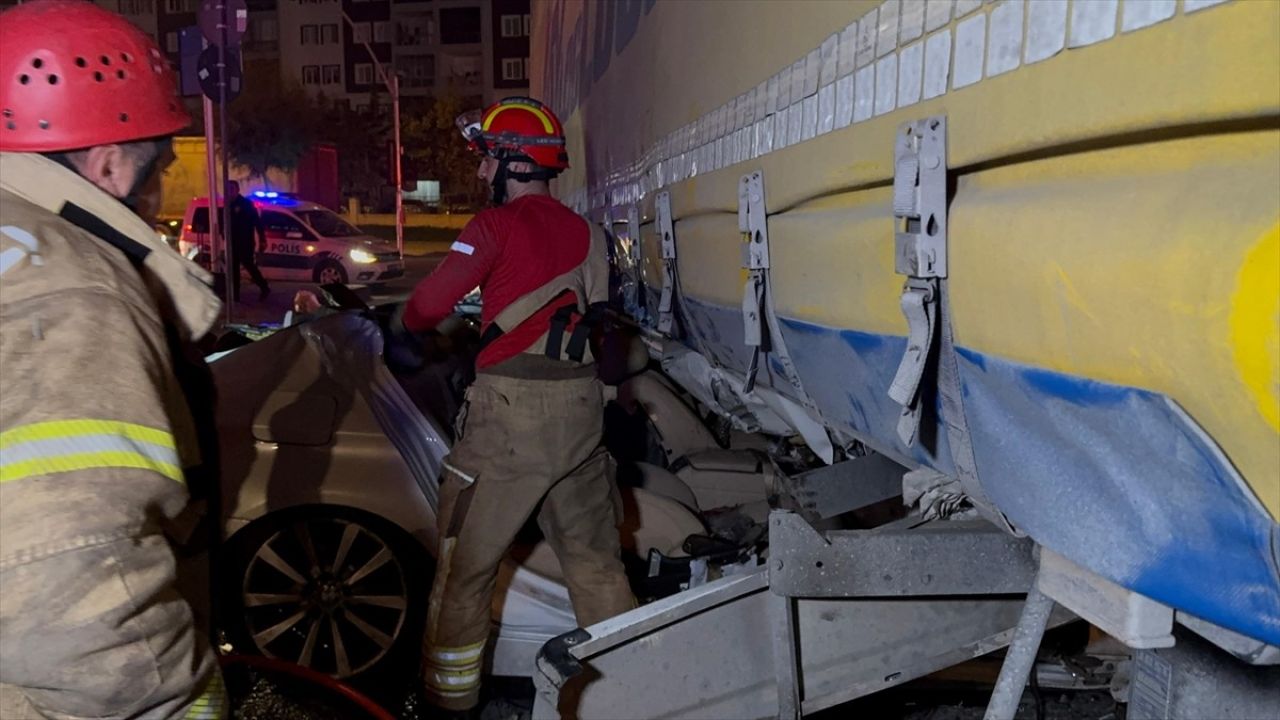 Esenyurt'ta Tır Altında Kalan Otomobilin Sürücüsü Yaralandı