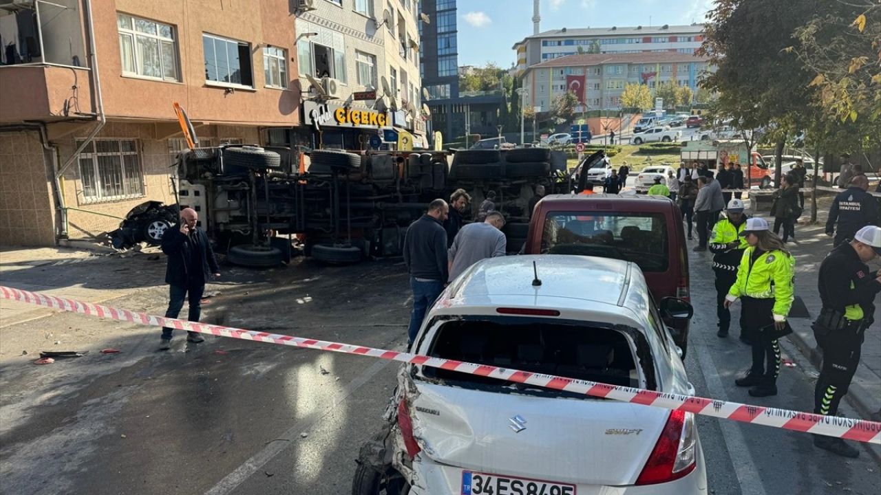 Bayrampaşa'da Yol Bakım Aracının Feci Kazası