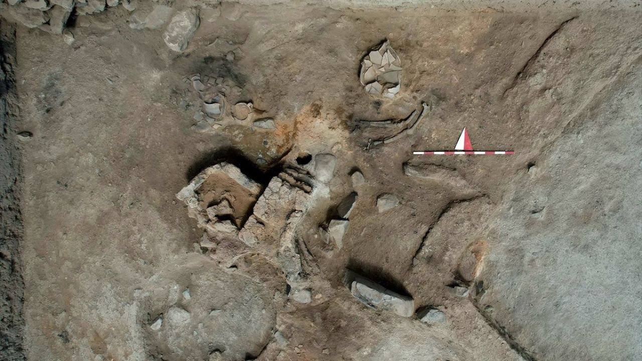 Tavşanlı Höyük'te 3,750 Yıllık Fayans Silindir Mühür Keşfi