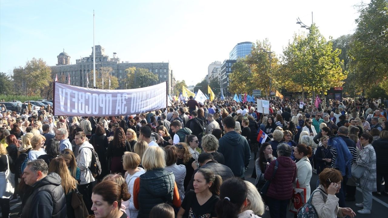 Sırbistan'da Eğitim Çalışanlarının Maaş Zamı Protestosu