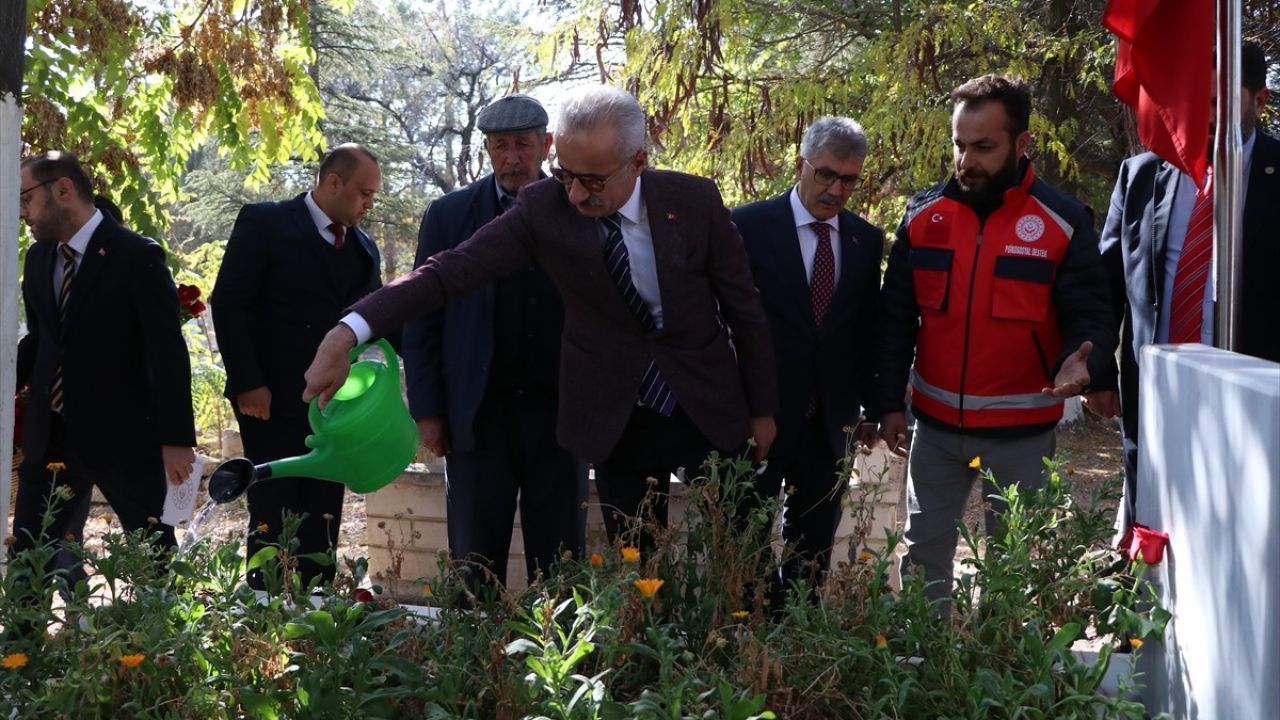 Ulaştırma ve Altyapı Bakanı Uraloğlu, Şehit Ömer Halisdemir'in Kabrini Ziyaret Etti