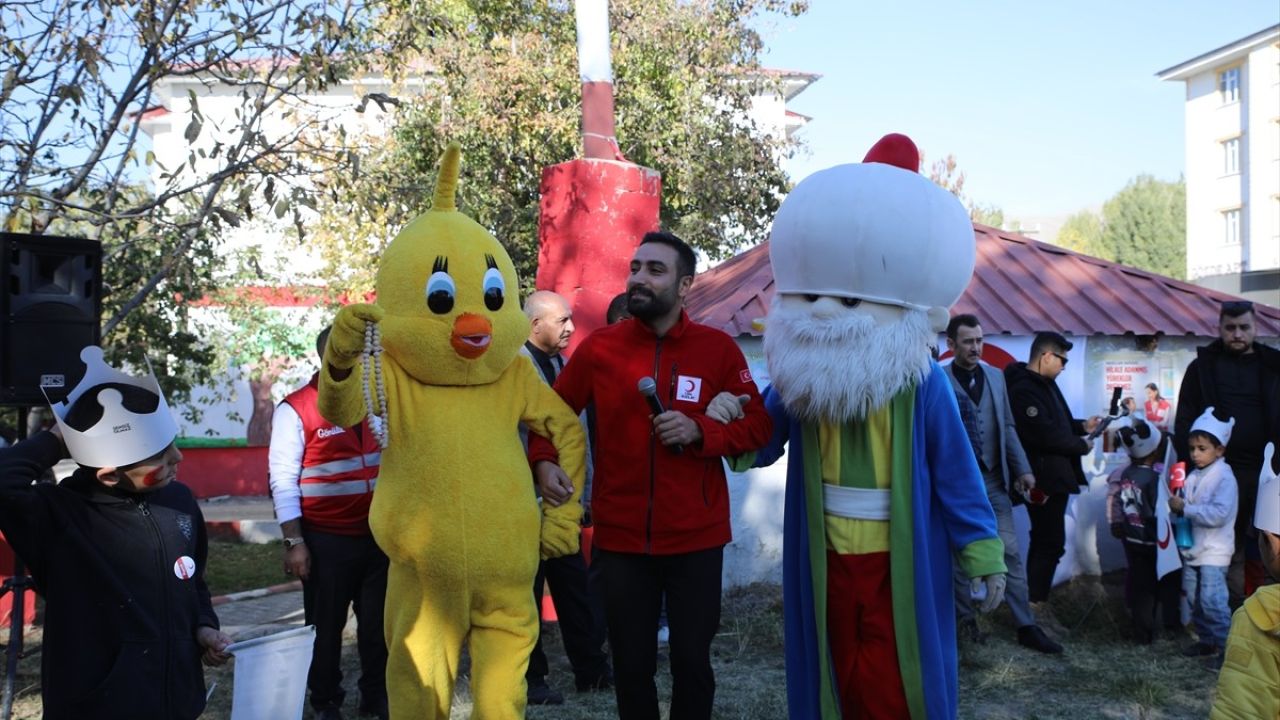 Van'da Kızılay Haftası'nda Eğlenceli Etkinlikler