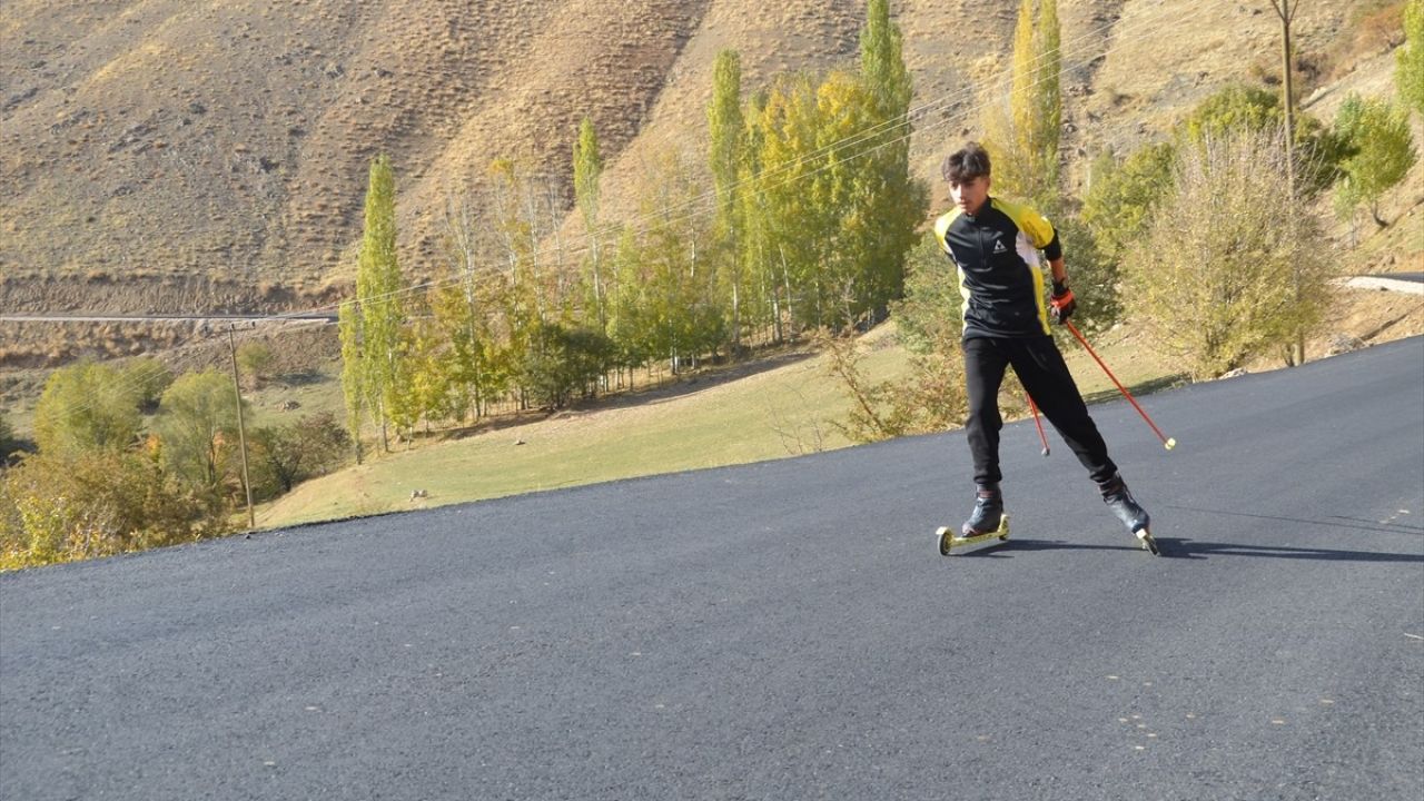 Hakkari'de Tekerlekli Kayak Takımı Sıcak Asfalt Yolda Antrenman Yapıyor