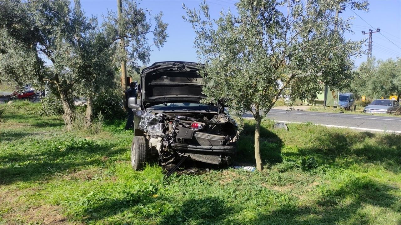 Bursa'da Kamyonet ve Hafif Ticari Araç Çarpıştı: 5 Yaralı