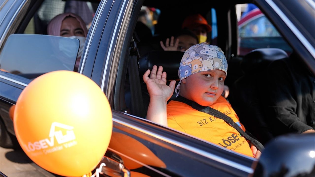 İzmir'de Lösemi Farkındalığı İçin Turuncu Yürüyüş Düzenlendi