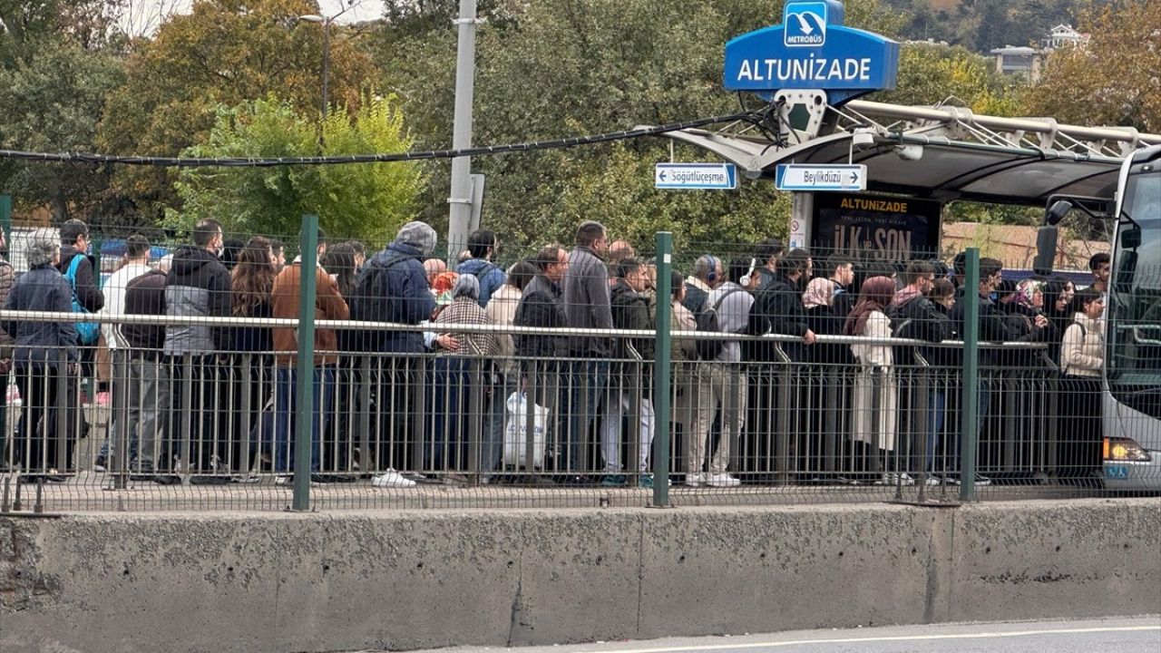 Üsküdar-Samandıra Metro Hattı'nda Arıza Nedeniyle Yoğunluk Artış Gösterdi