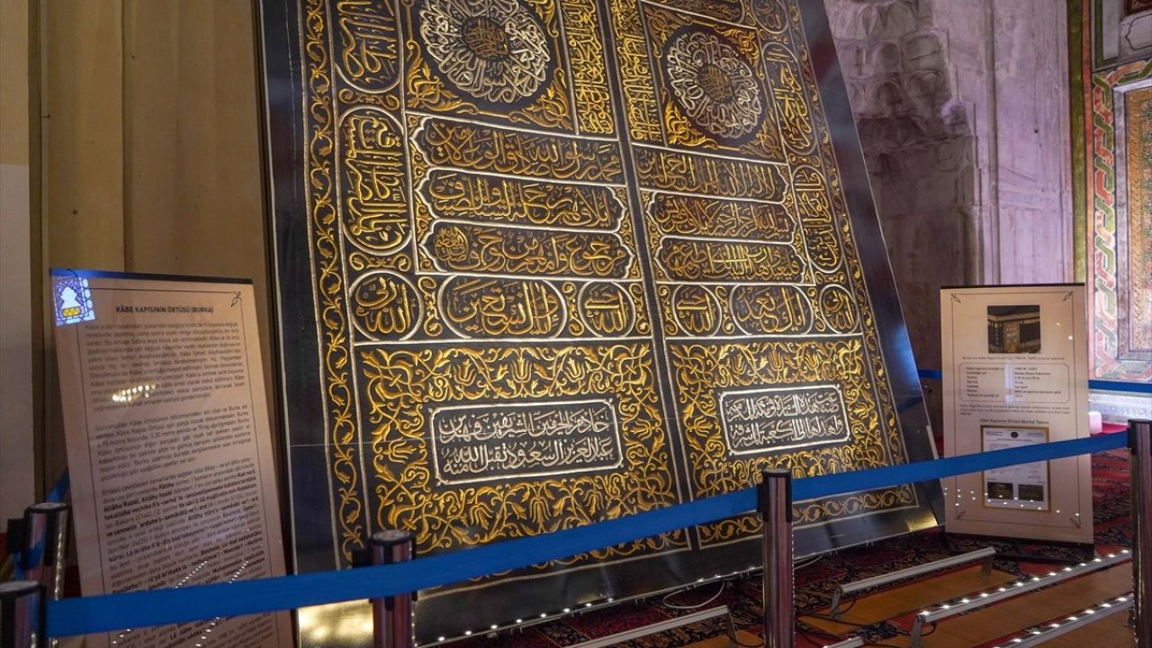 Edirne Eski Cami'de Kabe'nin Kapı Örtüsü Sergileniyor