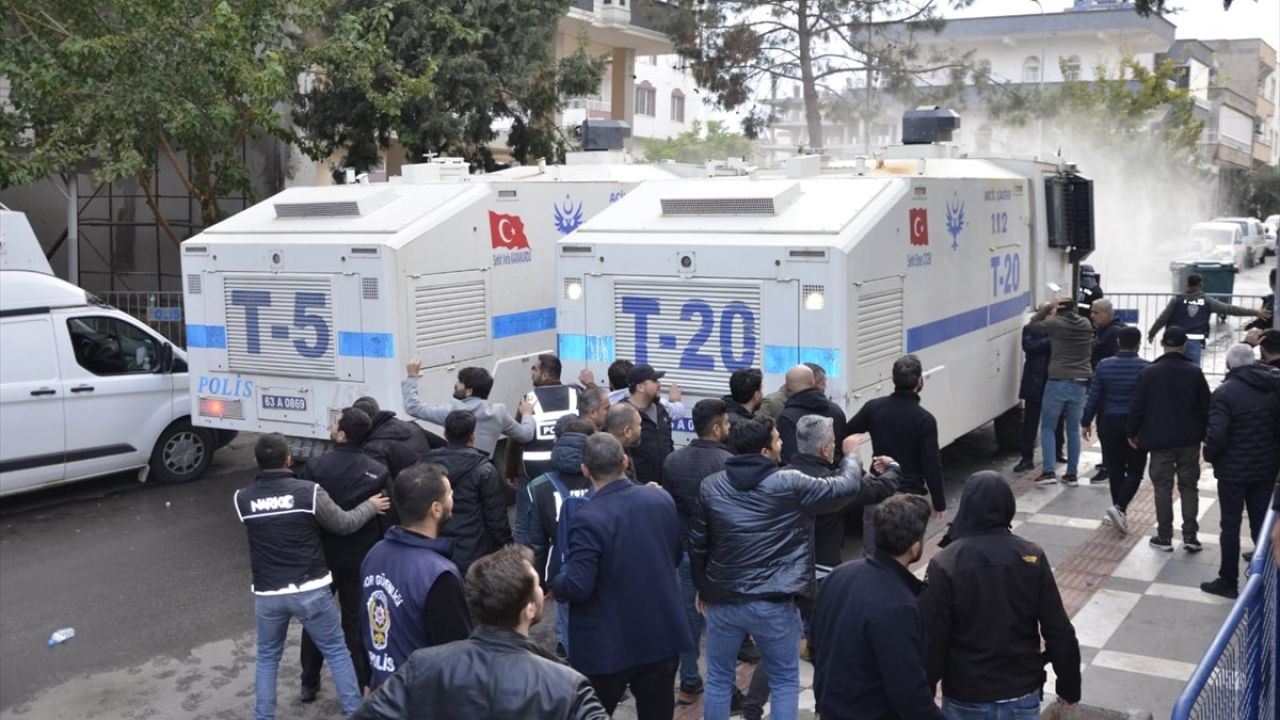 Halfeti'de Taşlı Saldırı: 2 Polis Yaralandı