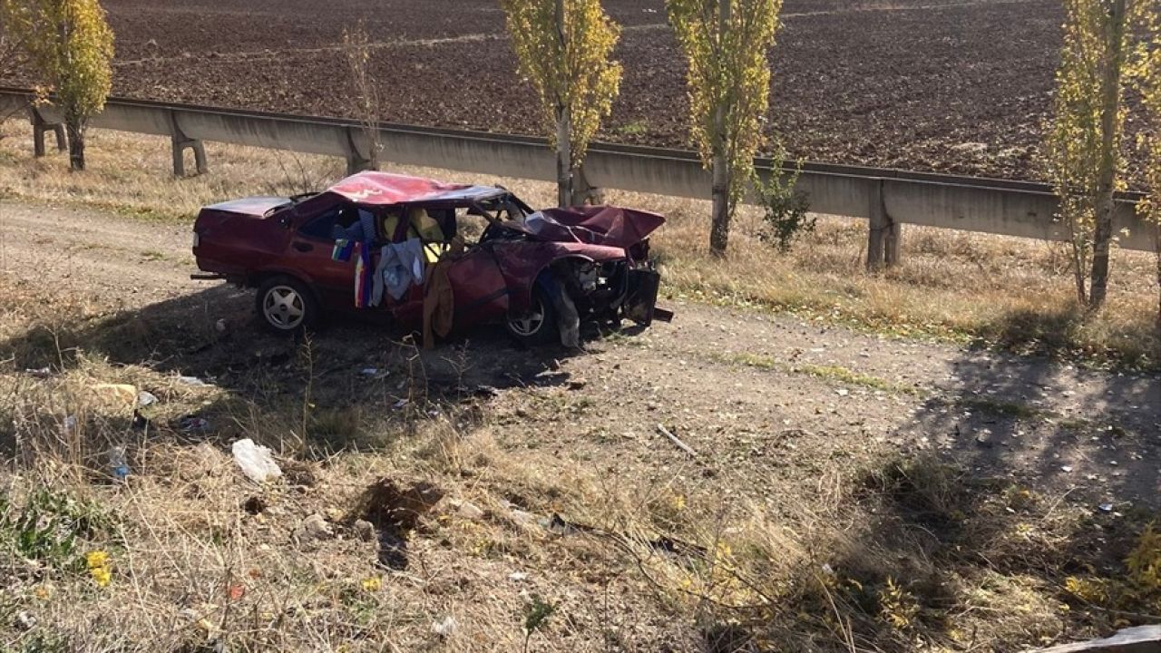 Amasya'da Otomobil Şarampole Devrildi: 5 Yaralı