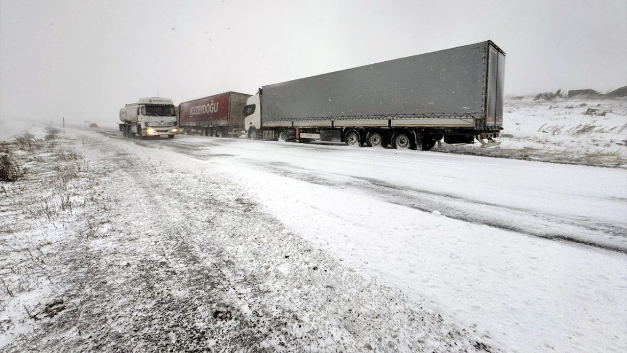 Ardahan-Şavşat Kara Yolunda Buzlanma Nedeniyle Trafik Kısıtlandı