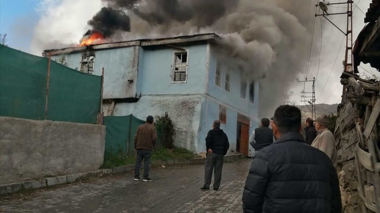 Çankırı'da Yangın: Bir Ev Küle Döndü