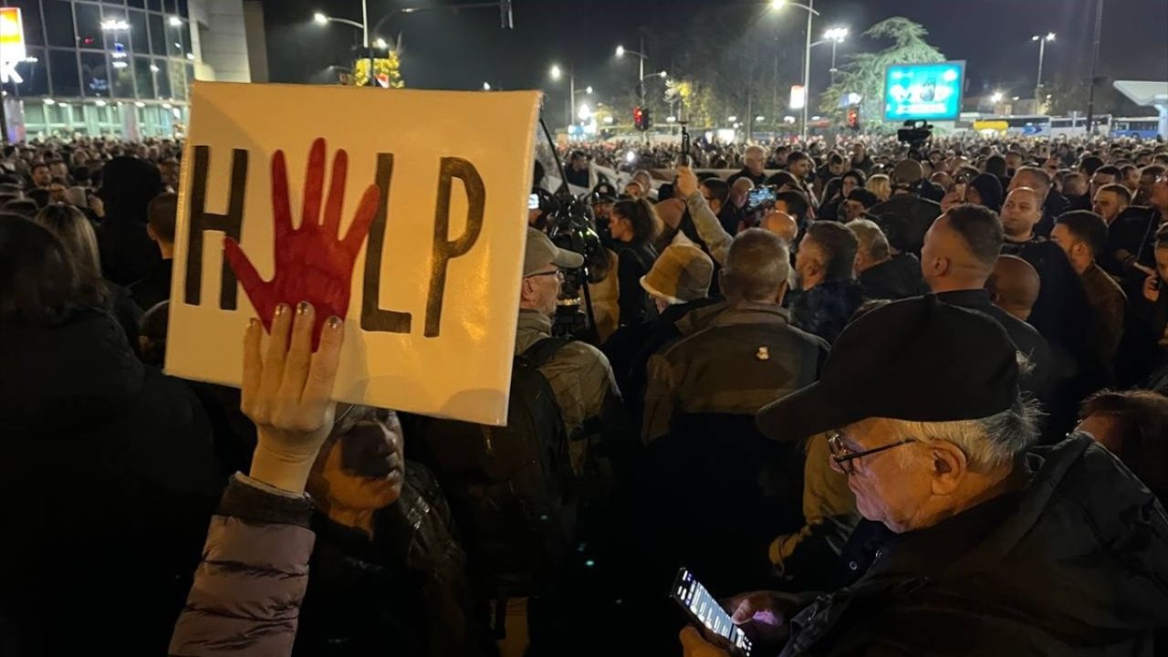 Sırbistan'da Tren İstasyonu Protestoları Devam Ediyor