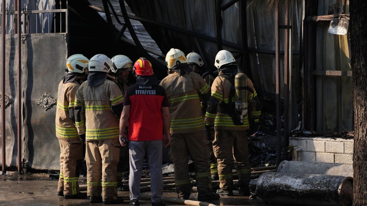 İzmir'deki Kimya Fabrikasındaki Yangın Kontrol Altında