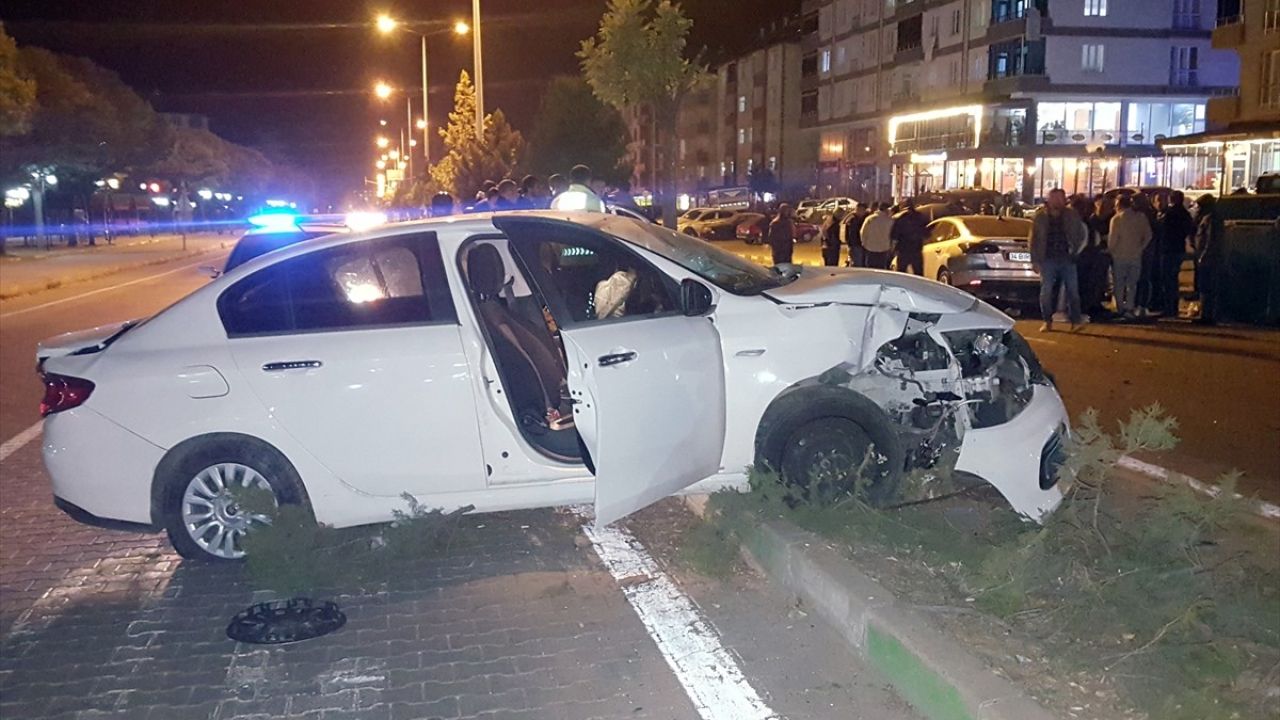 Bingöl'de Trafik Kazası: İki Yaralı