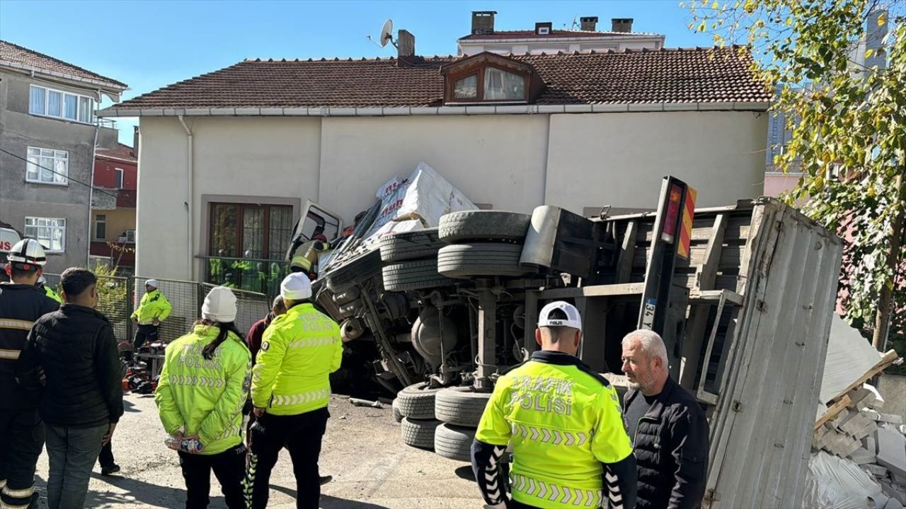 Kartal'da Devrilen Kamyonun Sürücüsü Yaralandı