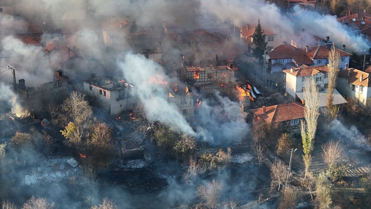 Kütahya'da Yangın: Köyde 10'dan Fazla Eve Sıçradı