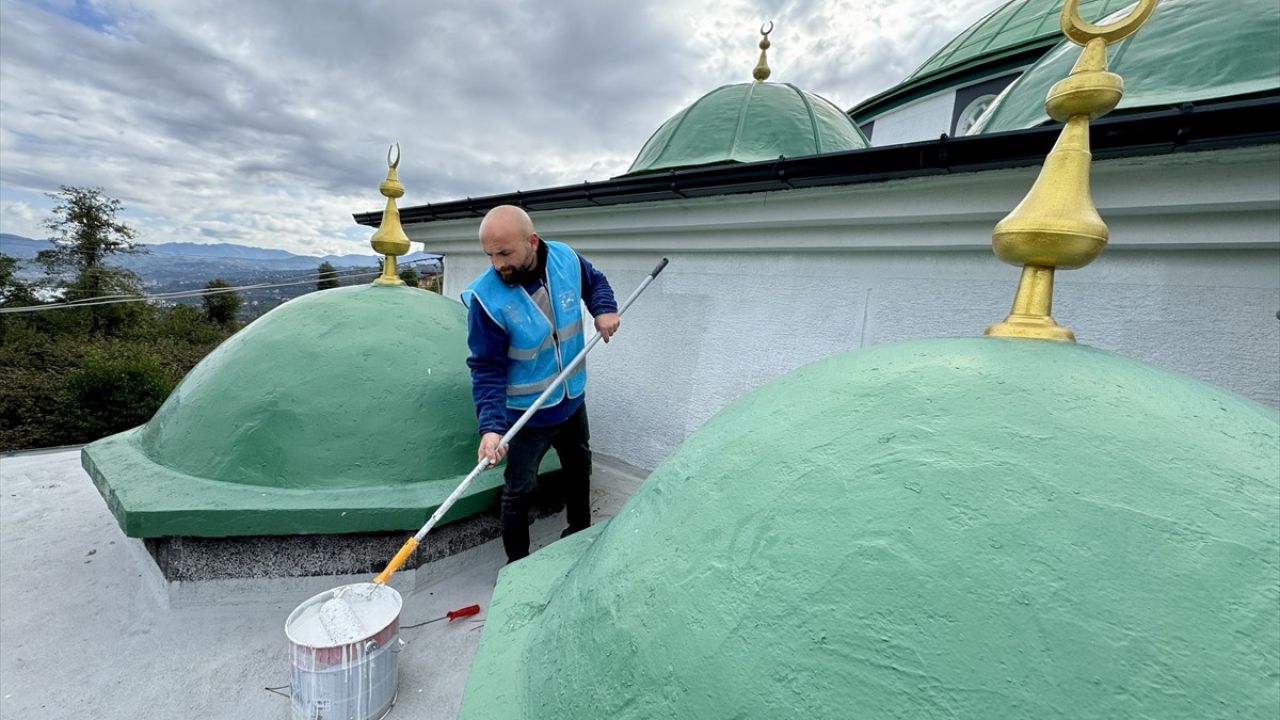 Kavga Sonrası Camii Tadilatında Çalışıyor