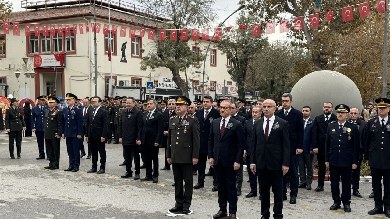 Atatürk'ü Anma Törenleri Türkiye'nin Beş İlinde Gerçekleşti