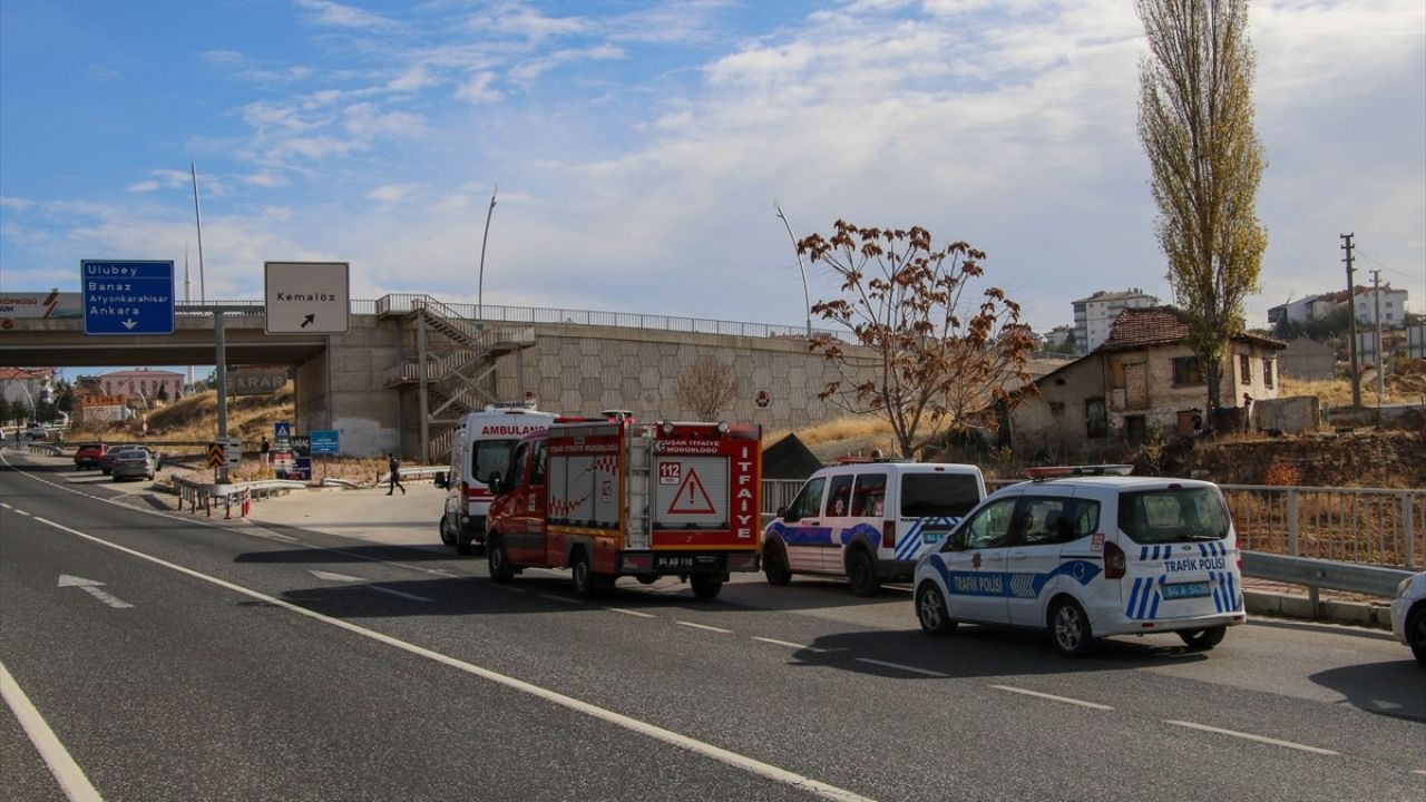 Uşak'ta Tır Dereye Düştü: Sürücü Yaralandı