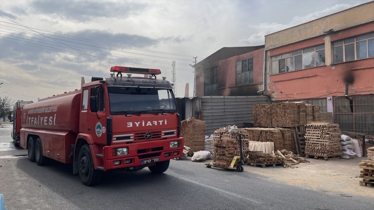 Kayseri'de Sünger Atölyesinde Yangın Çıktı