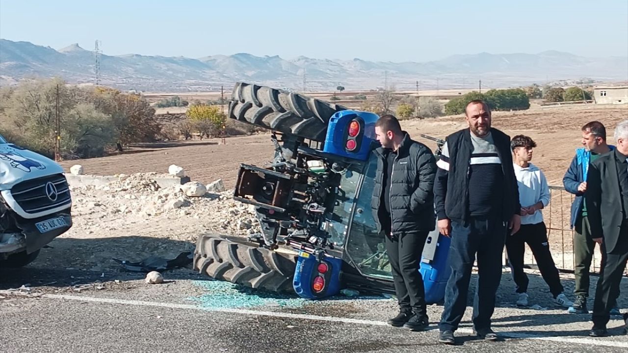 Batman'da Minibüs ile Traktör Arasında Kaza: 5 Yaralı