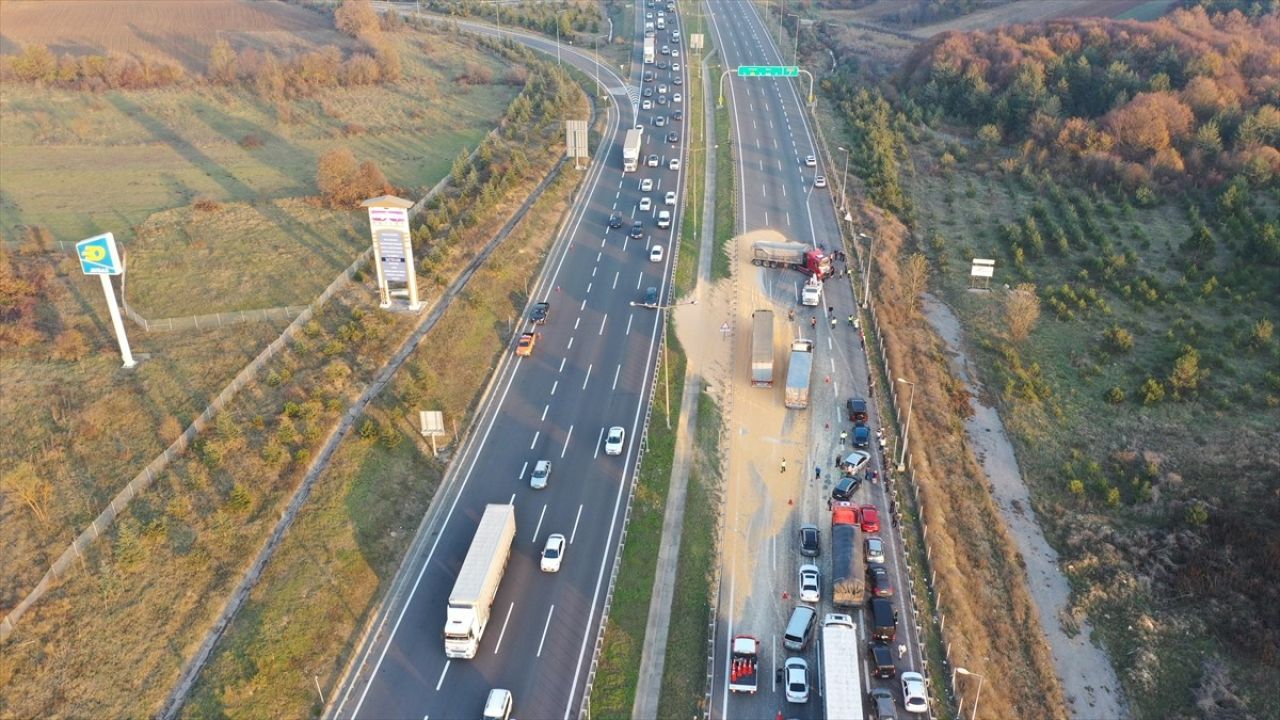 Bolu Anadolu Otoyolu'nda Tır Devrildi, Trafik Aksamaları Yaşandı