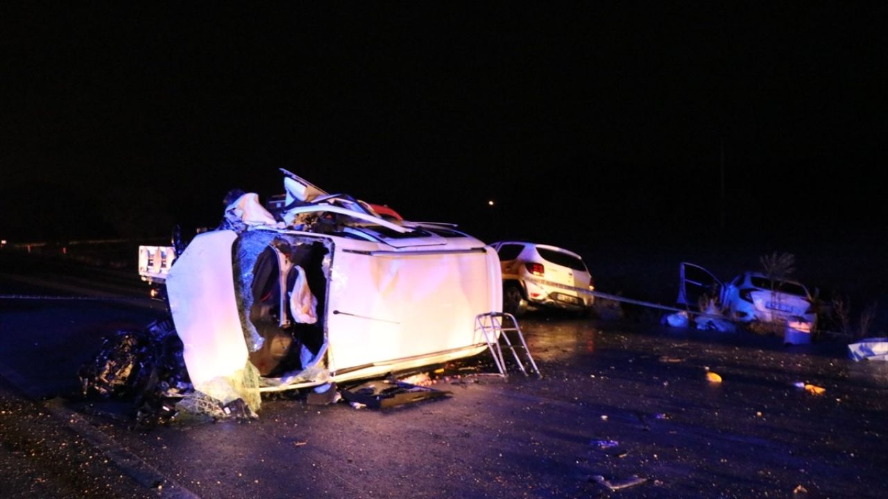 Burdur'da Üç Araçlı Kaza: 1 Ölü, 7 Yaralı