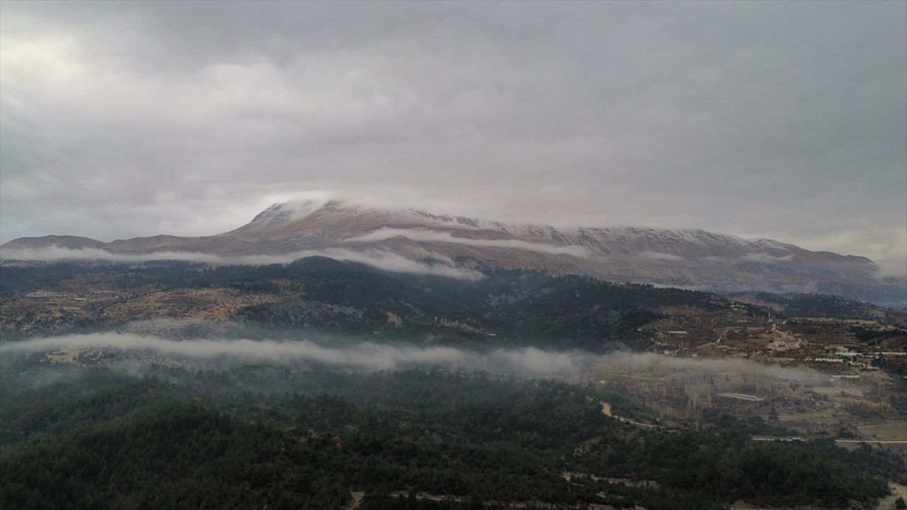 Kaş'ta Mevsimin İlk Karı Yağdı