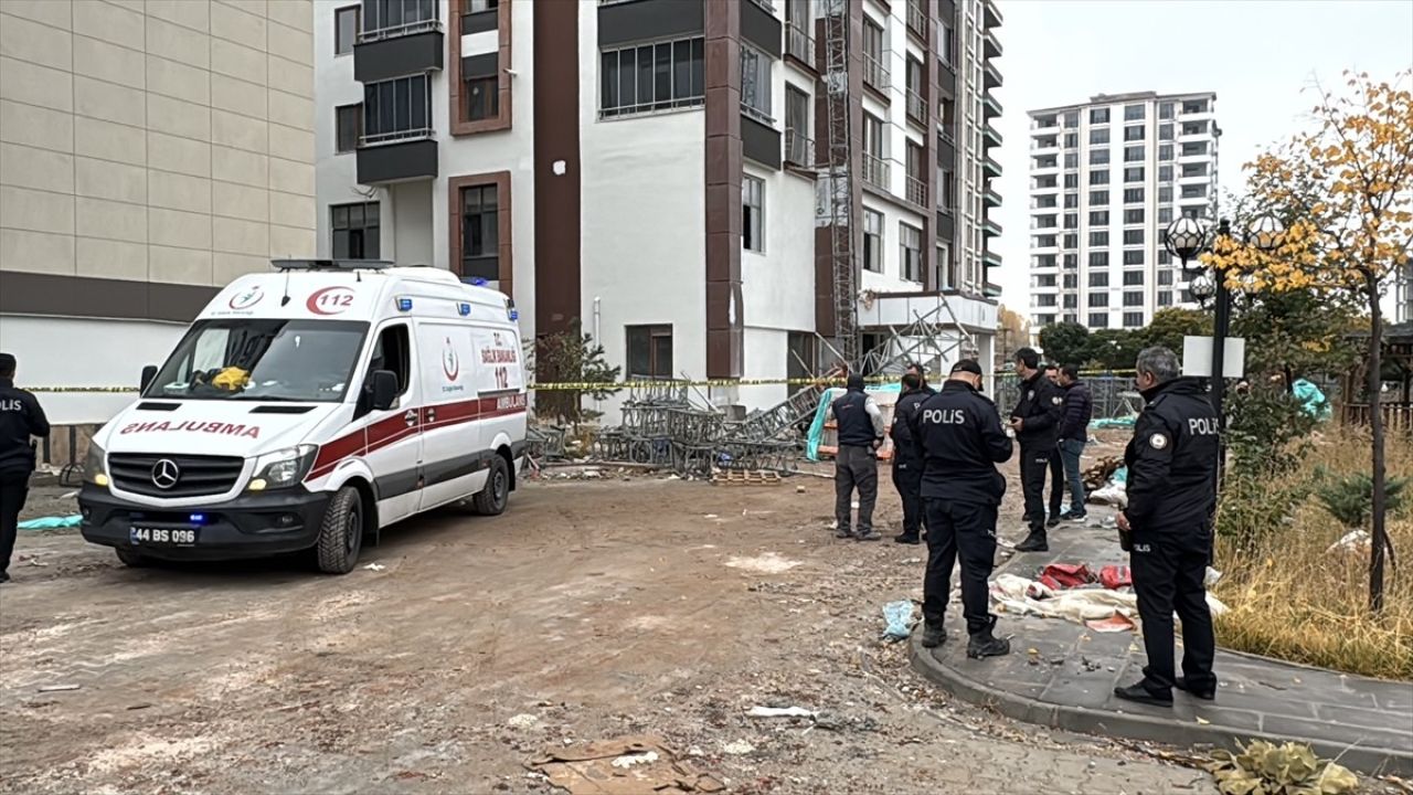 Malatya'da İnşaat İskelesi Çöktü, 2 İşçi Hayatını Kaybetti