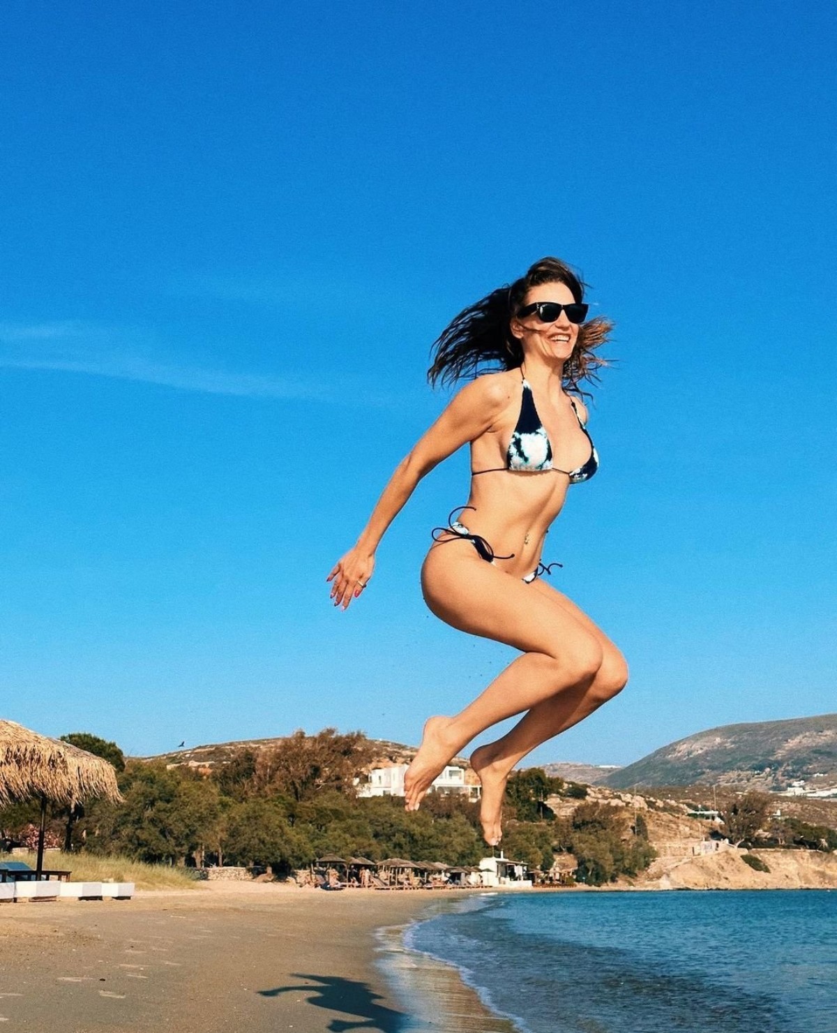 Serenay Sarıkaya, Yunanistan tatilinde bikinili pozlarını peş peşe yayınladı