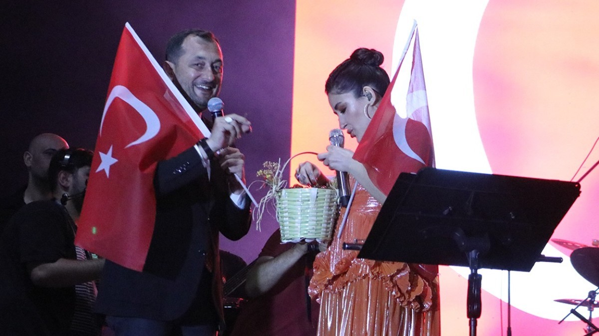 Melek Mosso konserine onay veren Süleymanpaşa Belediye Başkanı, AKP'lilerin hedefinde