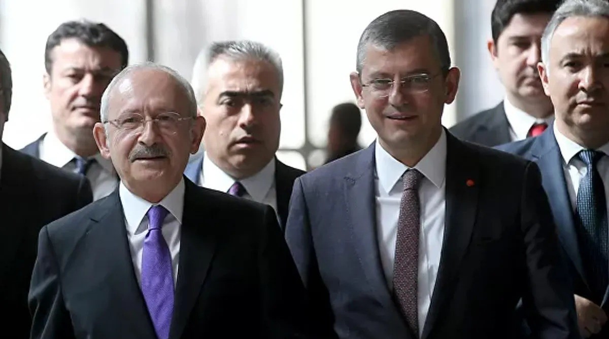 CHP kulislerinde Kılıçdaroğlu'nun, liderlik için Özgür Özel'i destekleyebileceği konuşuluyor