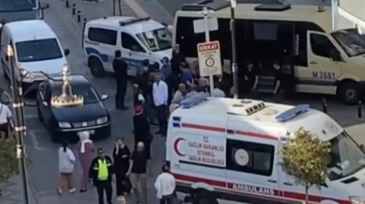 İstanbul'da 3 yolcu kapısı açık seyreden minibüsten aşağı düştü