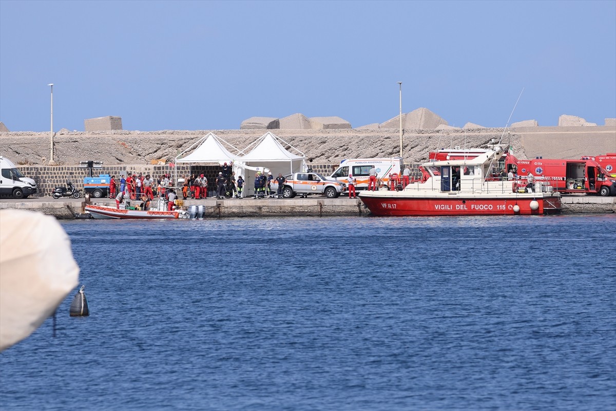 İtalya'nın Palermo kenti yakınlarında 56 metre uzunluğunda yelkenli bir gezi teknesinin fırtına...