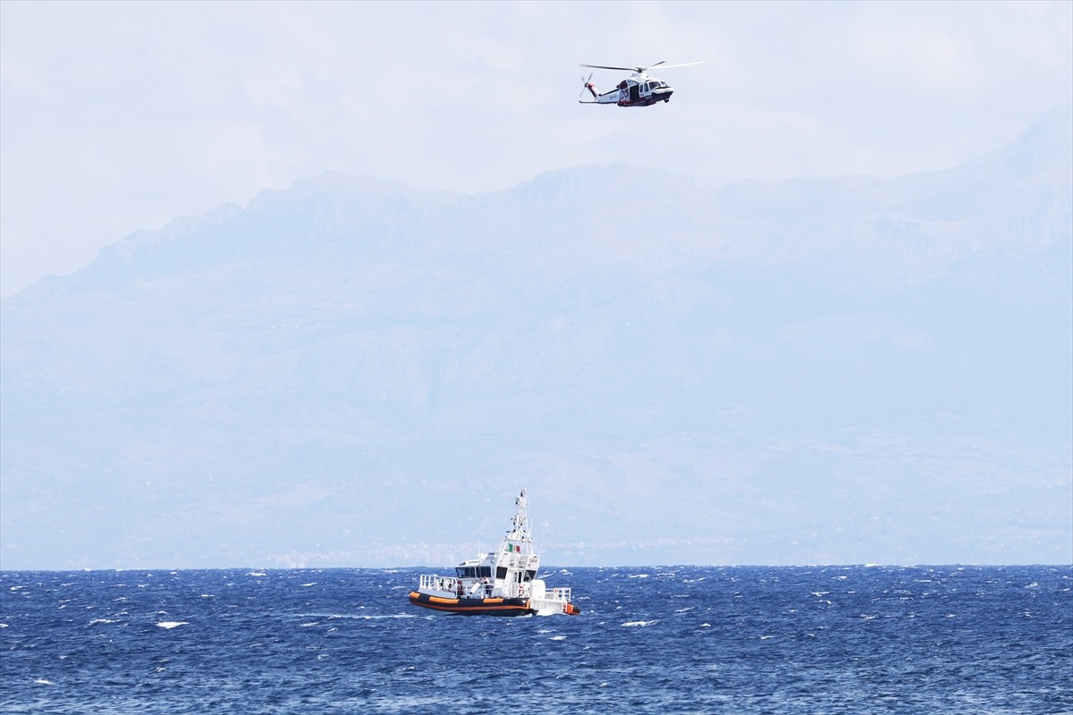 İtalya'nın Palermo kenti yakınlarında 56 metre uzunluğunda yelkenli bir gezi teknesinin fırtına...