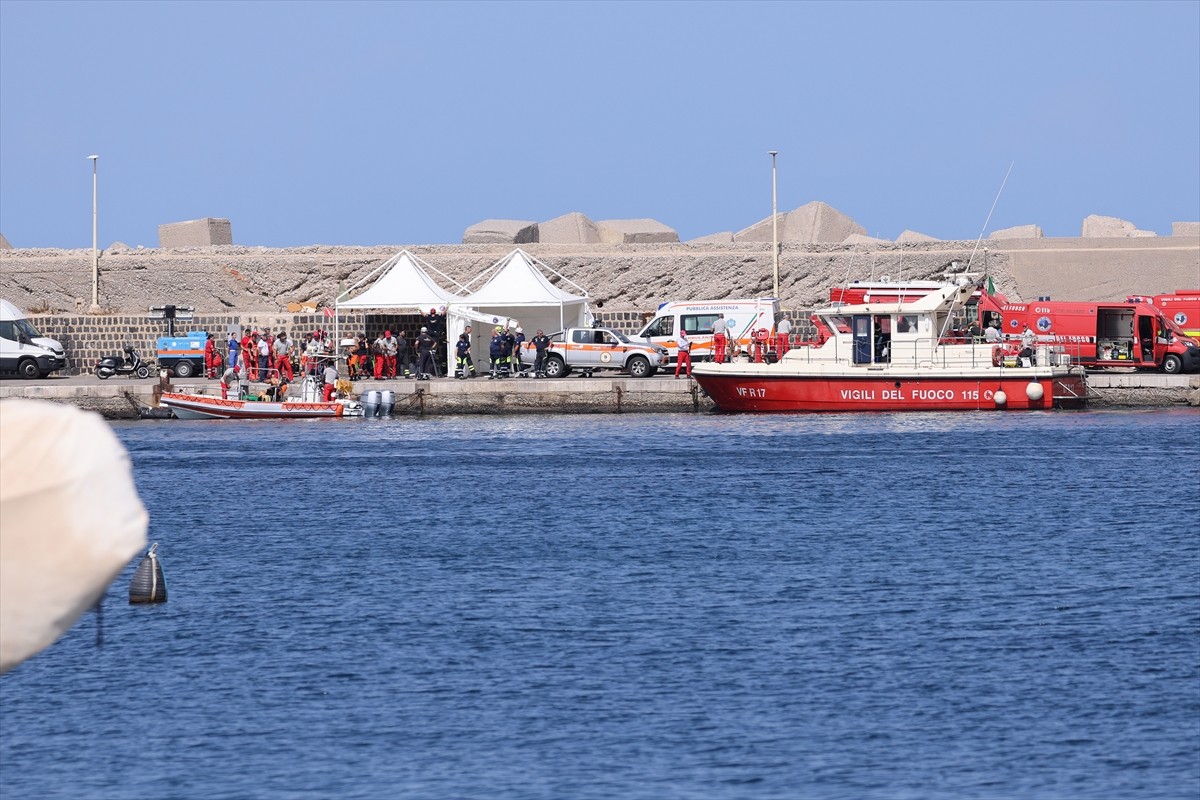 İtalya'nın Palermo kenti yakınlarında 56 metre uzunluğunda yelkenli bir gezi teknesinin fırtına...