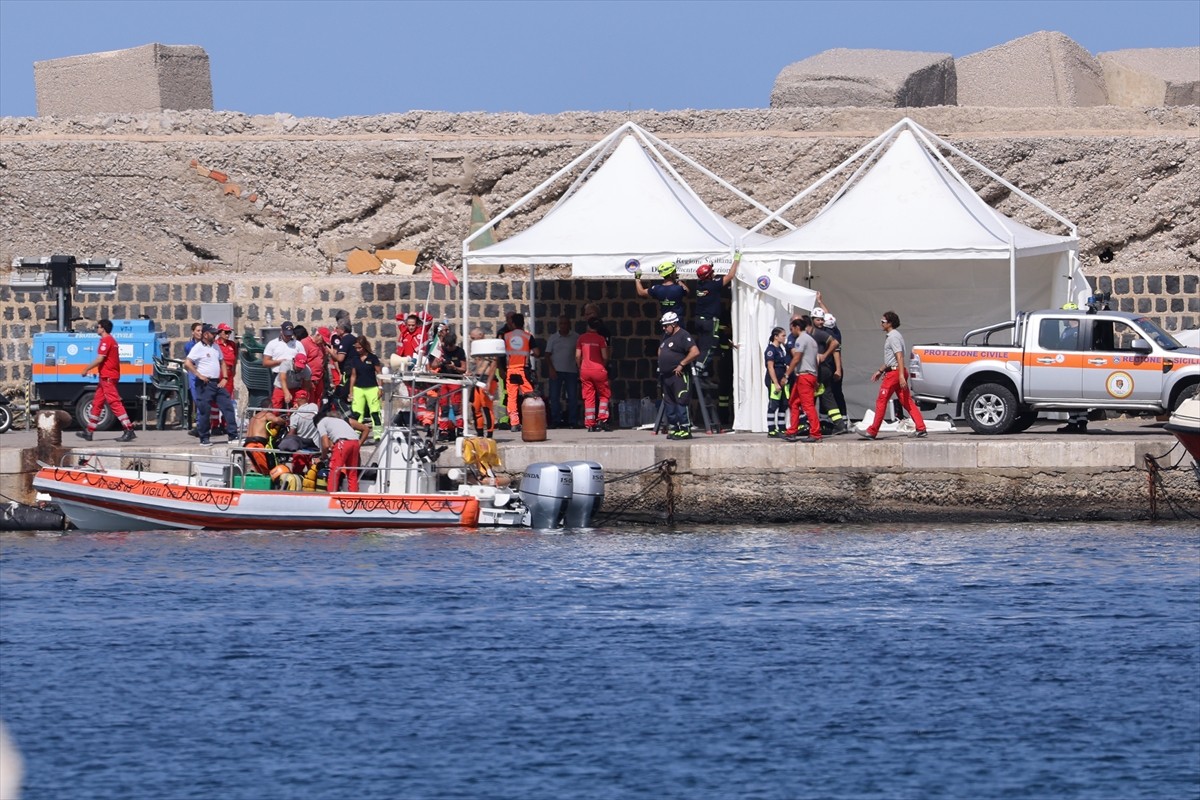 İtalya'nın Palermo kenti yakınlarında 56 metre uzunluğunda yelkenli bir gezi teknesinin fırtına...