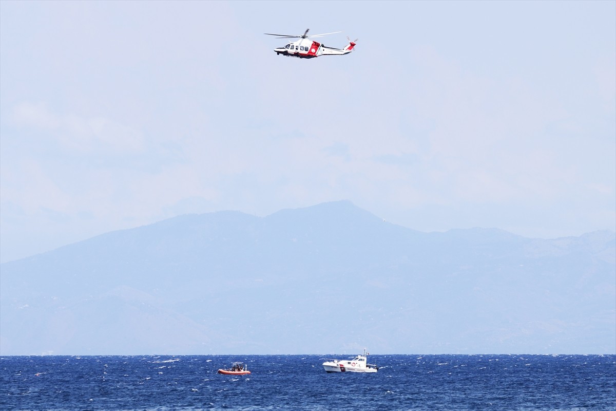 İtalya'nın Palermo kenti yakınlarında 56 metre uzunluğunda yelkenli bir gezi teknesinin fırtına...