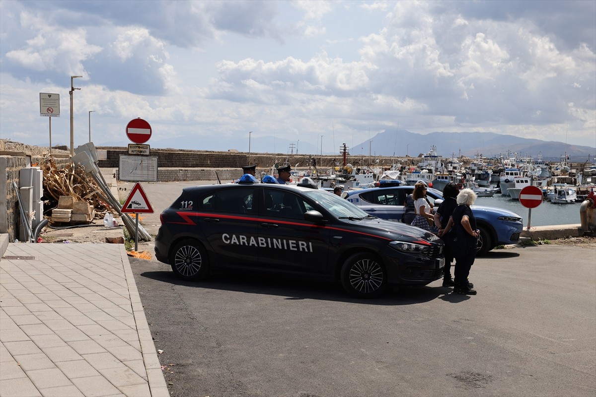 İtalya'nın Palermo kenti yakınlarında 56 metre uzunluğunda yelkenli bir gezi teknesinin fırtına...