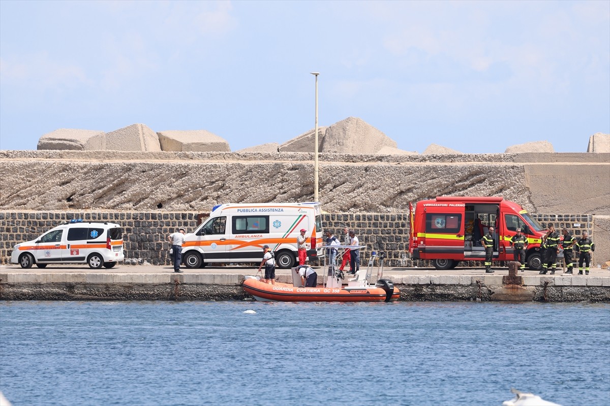 İtalya'nın Palermo kenti yakınlarında 56 metre uzunluğunda yelkenli bir gezi teknesinin fırtına...