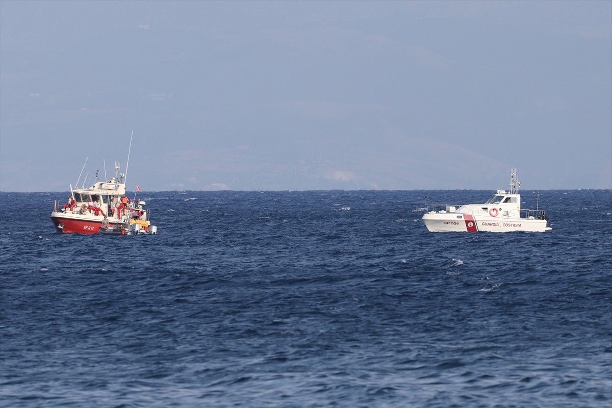 İtalya'nın Palermo kenti yakınlarında 56 metre uzunluğunda yelkenli bir gezi teknesinin fırtına...