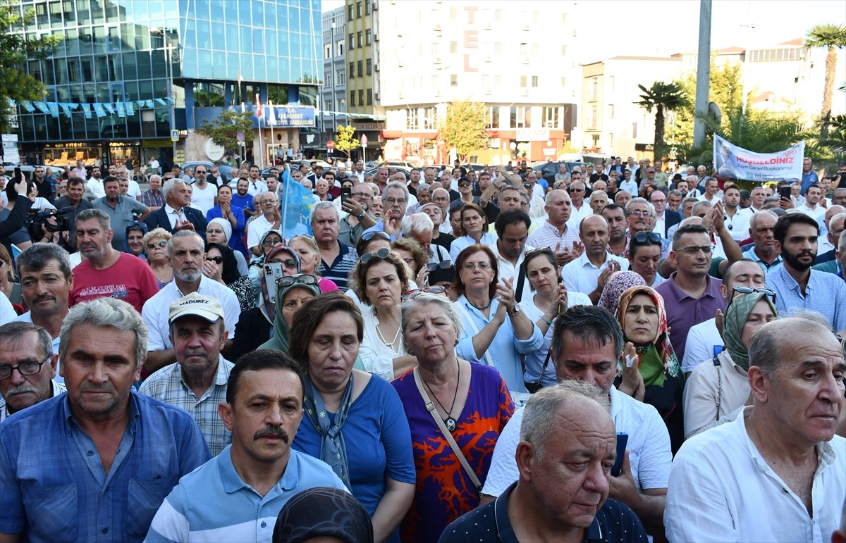 İYİ Parti Genel Başkanı Müsavat Dervişoğlu, Bursa'nın Karacabey ilçesindeki Atatürk Meydanı'nda...