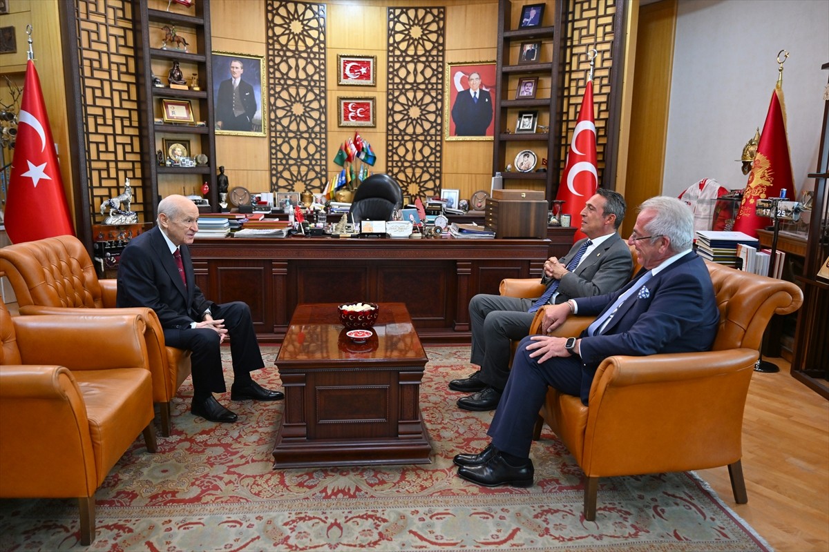 MHP Genel Başkanı Devlet Bahçeli (sağda), Fenerbahçe Spor Kulübü Başkanı Ali Koç (solda) ile...