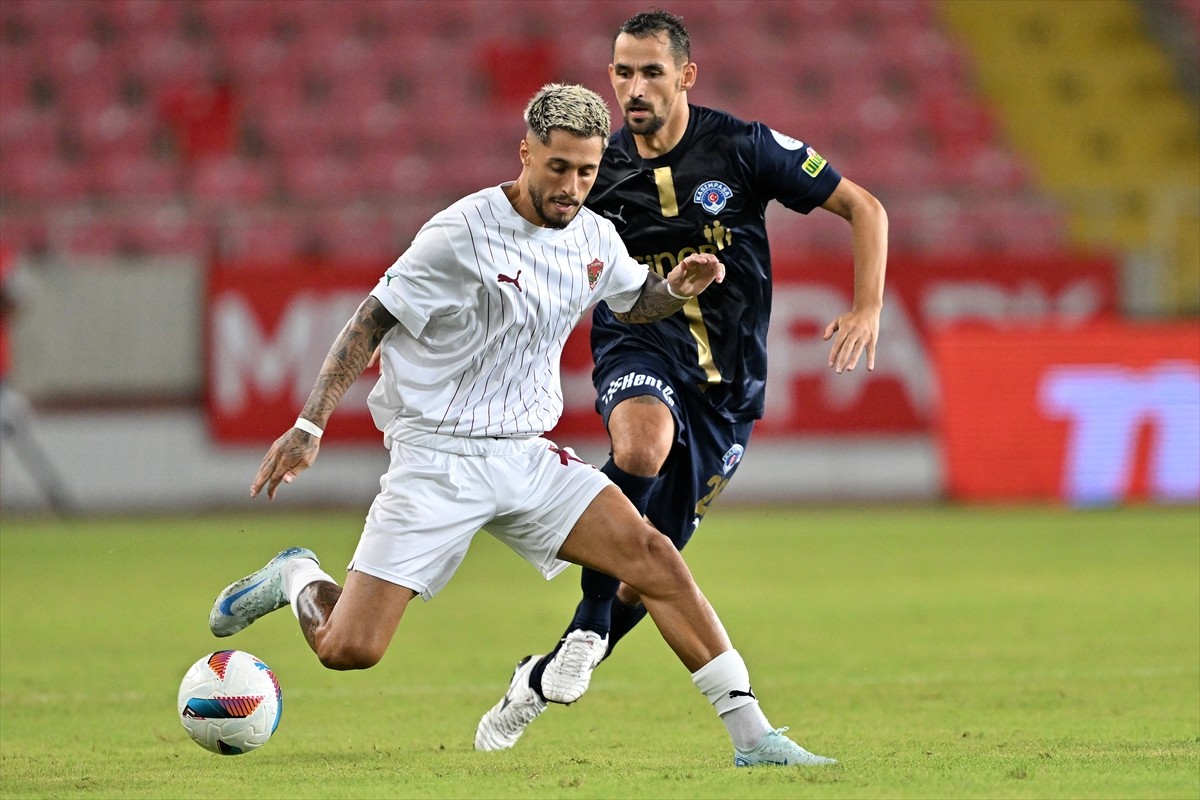 Trendyol Süper Lig'in 2. haftasında Atakaş Hatayspor ile Kasımpaşa, Mersin Stadyumu'nda...