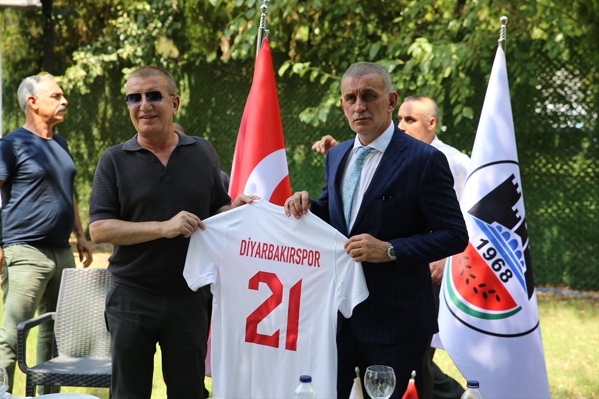 Türkiye Futbol Federasyonu (TFF) Başkanı İbrahim Hacıosmanoğlu (solda), Diyarbakır Ticaret ve...