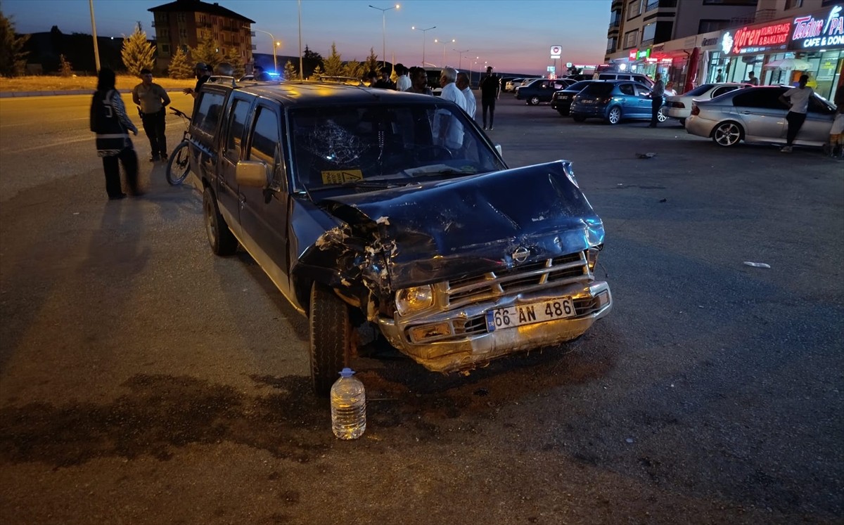 Yozgat'ın Saraykent ilçesinde pikap ile otomobilin çarpışması sonucu yaralanan 8 kişi tedavi...