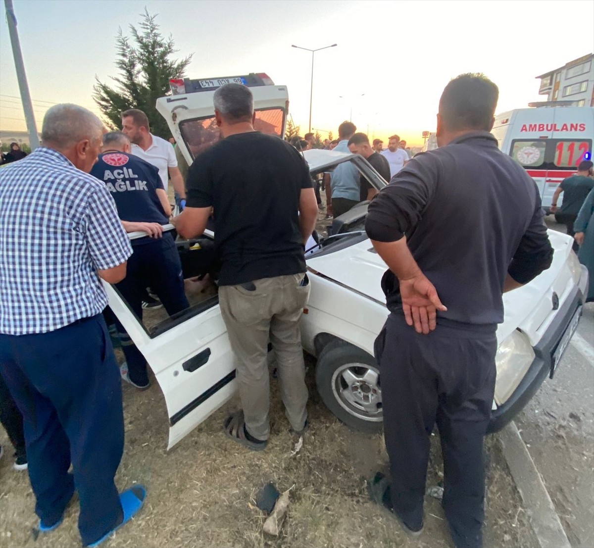 Yozgat'ın Saraykent ilçesinde pikap ile otomobilin çarpışması sonucu yaralanan 8 kişi tedavi...